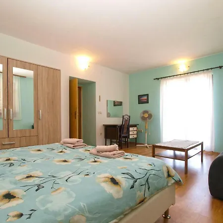 Dejan 1918 Apartament *