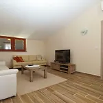 Dejan 1918 Apartment