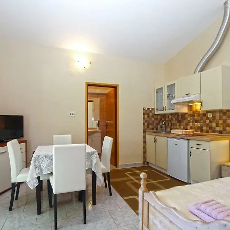 Dejan 1918 Apartamento *