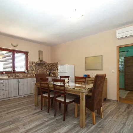 Dejan 1918 Apartment